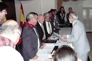 Víctor Ruesta recibe, de manos de José María Ariño Espada, la ‘Huella Aragonesa 2009’.