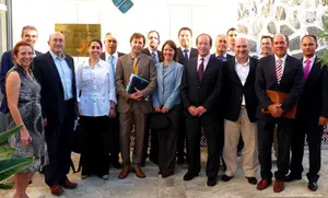  Los empresarios asturianos que viajaron a Argelia en misión comercial posan en la Embajada española.