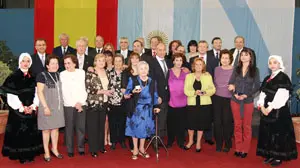  Los dirigentes gallegos con los protagonistas del nacimiento del Centro Galicia hace 30 a&ntilde;os y sus descendientes que recibieron una distinci&oacute;n