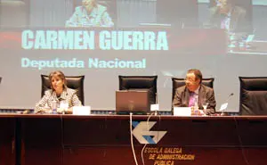  Carmen Guerra, junto a Antonio Aguar&oacute;n, durante su intervenci&oacute;n.