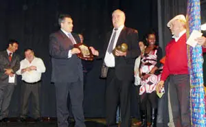  Benito Alonso entreg&oacute; una placa conmemorativa del evento al alcalde de Cambados.