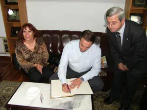 El presidente de la Casa de Ourense firmó en el Libro de Honor de la Coral.