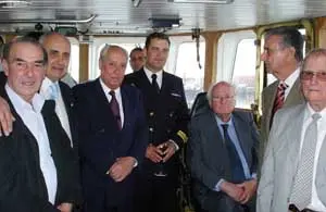 Representantes de la colonia española y personal de la base naval en su visita al buque.