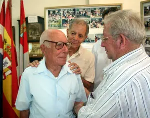 El alcalde de Villarino de los Aires, José Martín, conversa con Marcos y Notario.