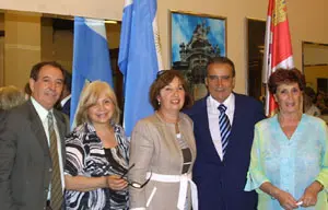De izda. a dcha., Arturo Pérez, Pilar González, Susana Bello, Predro Bello y Maite Michelón, en el acto de la entrega de la distinción.