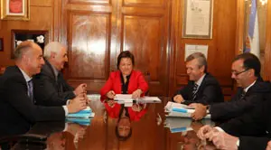  La conselleira Farjas presidi&oacute; la reuni&oacute;n en Buenos Aires, en el que tambi&eacute;n estuvieron -de izq. a dcha.- el secretario Camba; el vicepresidente del Patronato, El&iacute;as Fern&aacute;ndez Pato; el conselleiro Rueda; y el secretario Roberto P&eacute;rez.