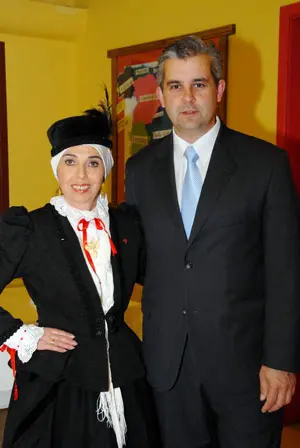  L&oacute;pez Dobarro y Josefa Silva Castro, presidenta de la Asociaci&oacute;n Espa&ntilde;ola de Socorros Mutuos de Puerto de San Juli&aacute;n.