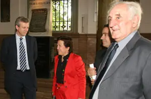  Fern&aacute;ndez Pato, con los conselleiros en la &uacute;ltima visita de estos al Centro Gallego.
