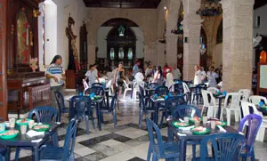  Las mesas y sillas de plástico para los desayunos en la propia iglesia.