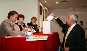 El actual presidente, Roberto Martín Delcura, votando en la asamblea extraordinaria de la Casa de Madrid.