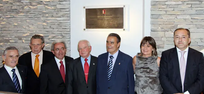  Todas las autoridades presentes en el acto posan ante la placa que da fe de la inauguración de las nuevas instalaciones.
