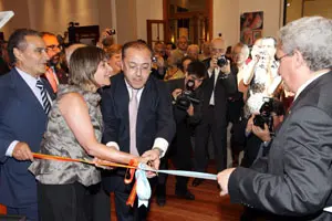 Julia Hernando y Félix Colsa cortan la cinta inaugural.