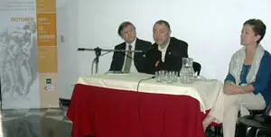  De izda. a dcha., el cónsul general en Rosario, Jesús María Rodríguez; el profesor Rubén Chababo; y Teresa Aguada, vicerrectora de Relaciones Internacionales e Institucionales, durante el acto conmemorativo.