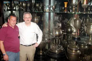  Antonio Trevín, con el presidente del Comité Organizador, Enrique Vigestaín, junto a varios trofeos.  