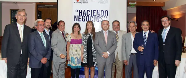  Félix Colsa -séptimo por la izda.-, junto con Pedro Martín, Pedro Bello, Julia Hernando y Juan Carlos Aparicio, junto a diputados argentinos, durante la puesta en marcha de ACYLE. 