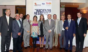 Félix Colsa -séptimo por la izda.-, junto con Pedro Martín, Pedro Bello, Julia Hernando y Juan Carlos Aparicio, junto a diputados argentinos.