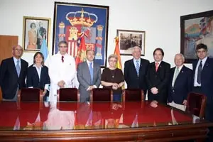 Félix Colsa posa con la directiva del Hospital, tras haber recorrido las instaciones.