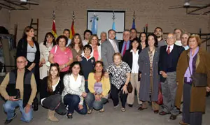 Félix Colsa con los responsables y jóvenes del Centro Castellanoleonés de La Plata.