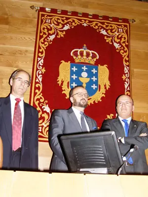 El embajador y el vicepresidente de la Cámara gallega, en la sede del Parlamento.