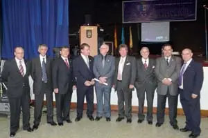 Los homenajeados, junto a los directivos del CAC.
