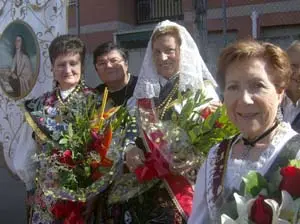 Socias del centro ataviadas con los trajes regionales.
