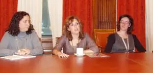  Soraya Sáenz de Santamaría, flanqueada por la diputada Belén do Campo, portavoz en el área de Emigración, y la responsable de prensa Paloma Abejón, durante su encuentro con los medios la semana pasada.