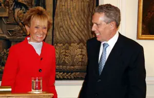  La vicepresidenta De la Vega, junto al embajador español en Argentina, Rafael Estrella.
