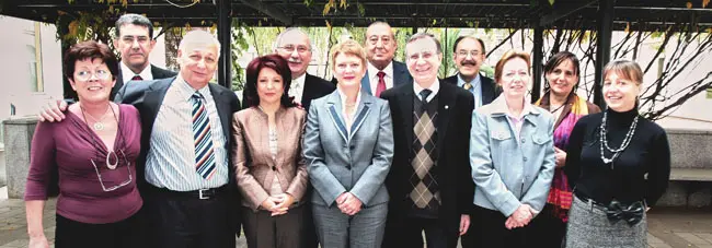 Consuelo Rumí y Pilar Pin -en el centro- posan con los miembros de la Comisión permanente.