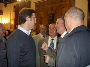 O presidente Feij&oacute;o conversando co presidente do Centro Galego de Barcelona, Xos&eacute; M&eacute;ndez.