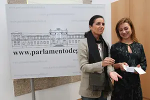  La conselleira de Facenda entrega el proyecto de Presupuestos a la presidenta del Parlamento de Galicia.