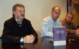 Felipe Senén, Xurxo Martínez y Edorta Jiménez presentaron el libro sobre Xosé Sesto.