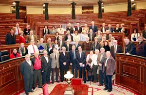  José Bono posa con el grupo de exiliados ugetistas en el hemiciclo del Congreso de los Diputados.