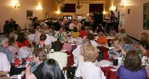  Socios y amigos se reunieron en el Centro Lal&iacute;n.