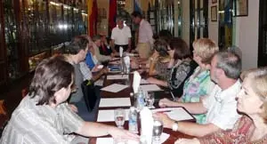  Un instante de la reunión del CRE en el ‘Salón de los Espejos’ del HCV.