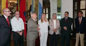  José María Ariño Espada –tercero por la izquierda– agradece el gesto.