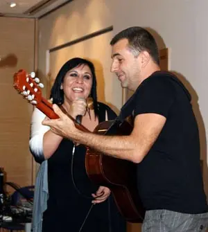 Un momento de la actuaci&oacute;n de la cantante gallega Ux&iacute;a, acompa&ntilde;ada por el guitarrista brasile&ntilde;o Sergio Tannus.