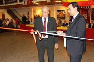 Fernando Martínez Maíllo inaugura la remodelación del Centro Zamorano de Buenos Aires, junto al presidente de la entidad, Ángel Llamas.