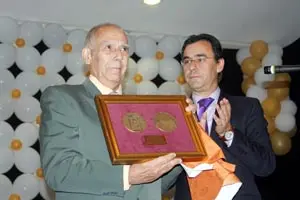 Martínez Maíllo entregó a Rabanillo una placa como recuerdo del 93º aniversario.