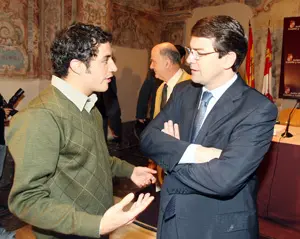 Alfonso Fernández Mañueco conversa con uno de los becarios.
