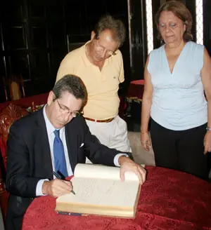 Cacho firmó el libro de visitantes, junto a Luis Gardey y Adela Sierra.