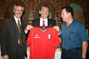  El vicepresidente del Deportivo Español, Manuel Tomé Peón, y el delegado de la entidad ante la Federación, Raúl Castro, entregan una camiseta del Club a Claudio Avruj.