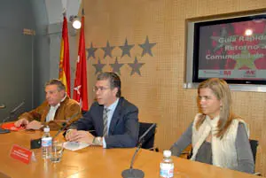  Francisco Granados -en el centro-, durante la presentación de la Guía.