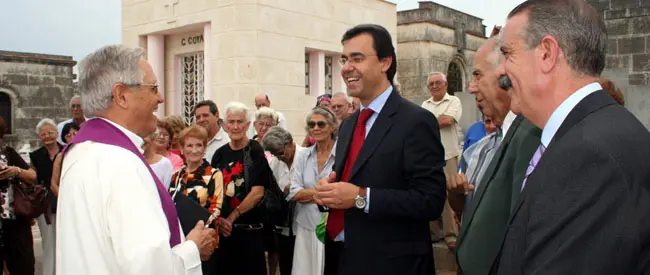  Martínez Maíllo y Manuel Uña dialogan sobre la emigración en Cuba.