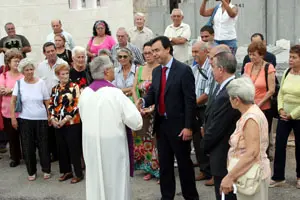 Tras la misa, Maíllo estuvo hablando con el cura.
