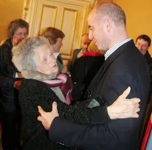  Camba saluda a la participante de más edad -92 años-, procedente de Argentina.