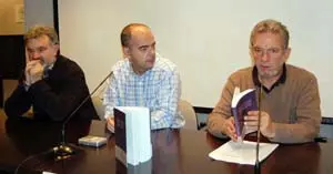  El escritor vasco, Edorta Jim&eacute;nez &ndash;a la dcha.&ndash;, durante su exposici&oacute;n sobre la figura de Juan San Mart&iacute;n.
