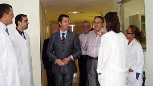  Feij&oacute;o, acompa&ntilde;ado por Manuel Antas, durante su visita al Hospital Espa&ntilde;ol de Salvador en abril de este a&ntilde;o.