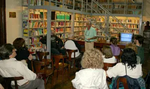  Ant&oacute;n Lamapereira, durante la conferencia que pronunci&oacute; en la biblioteca de la Federaci&oacute;n.