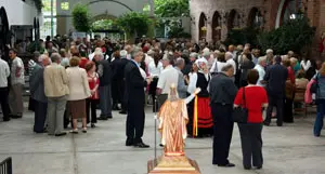  Antes del &lsquo;xantar&rsquo;, los invitados compartieron un &lsquo;lunch&rsquo; en el patio de la entidad.