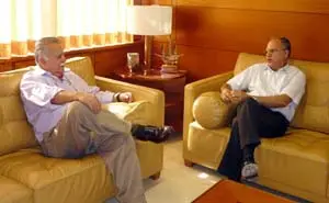  El cónsul general de Venezuela en Vigo, David Nieves Banchs, durante su encuentro con Casimiro Curbelo Curbelo, presidente del Cabildo de La Gomera, en el despacho de la sede insular.
